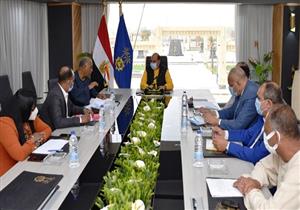 محافظ أسوان يبحث مع النواب سبل معالجة مشاكل المواطنين