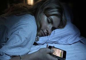 6 أشياء تحدث لجسمك عندما تنام بجوار هاتفك.. لن تتوقعها