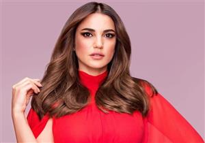 إطلالة شتوية أنيقة لـ درة بالبالطو الأبيض