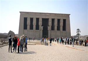 سفير الدنمارك يزور معبد دندرة في قنا برفقة زوجته 