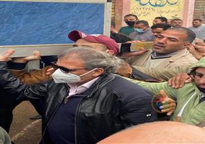 بالفيديو.. خالد يوسف يتقدم تشييع جثمان شقيقه