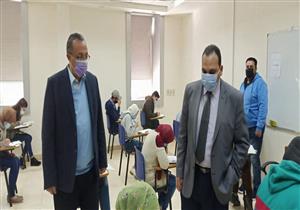 نائب رئيس جامعة بنها يتفقد الامتحانات بكليات العبور