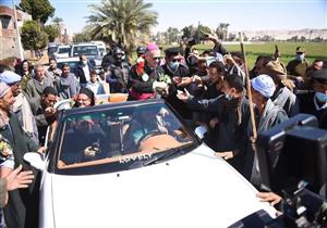 بالورود والطبل.. مسلمون وأقباط يستقبلون سفير الفاتيكان بالمنيا