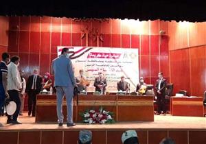 بالصور.. وزير القوى العاملة يسلم "شنط رمضان" لعمال أسوان