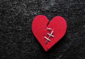 سلي صيامك| "خروج أم بكاء؟".. كيف يتعامل كل برج مع أزماته العاطفية؟