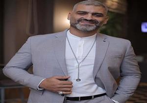 هاني عادل.. حافي القدمين في زفافه وأنيق في إطلالته 