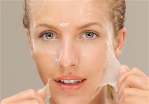 أي تقشير هو الأنسب للعناية بالبشرة والحفاظ على شبابها