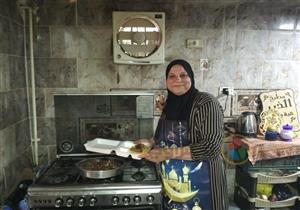 محنة تحولت لمنحة."مطبخ الست هبة" لوجبات كبار السن والمرضى - فيديو وصور
