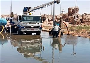 قطع مياه الشرب عن مدينة أسوان بسبب كسر خط الطرد بطريق فيله- صور