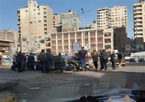 صورة.. اصطدام قطار بسيارة ملاكي في مزلقان شرقي الإسكندرية