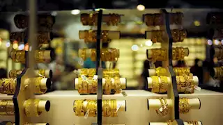 بعد تراجع الأسعار.. هل توقف تجار الذهب عن البيع؟ خبير يجيب