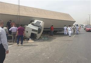 صور.. شلل مروري على طريق "بنها - المنصورة" بسبب انقلاب سيارة نقل