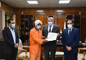 صور.. محافظ قنا يكرم عاملين ومشرف نظافة