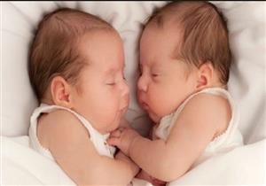 امرأة تلد توأمًا بينهما ثلاثة أسابيع في إنجلترا.. علماء يفسرون تلك الحالة