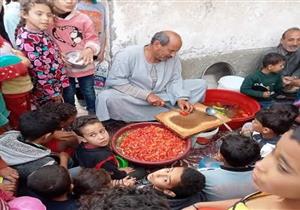 "عم أحمد".. حكاية بائع خضروات اعتاد إعداد السلطة وتوزيعها على جيرانه