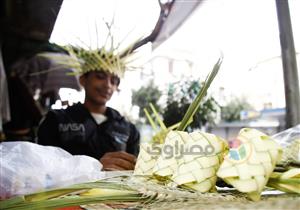 وسط إقبال على شرائها.. السعف يزين أبواب الكنائس (صور) 