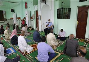 محافظ الوادي الجديد يلتقي المواطنين بمسجد صلاح الدين بالخارجة