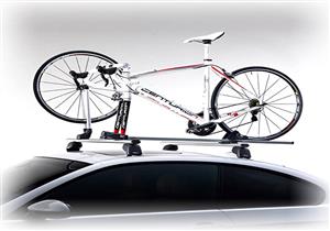 أيهما أفضل.. نقل الدراجة على سقف السيارة أو على باب المؤخرة؟