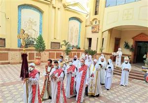 وسط إجراءات احترازية.. قداس أحد الشعانين في كنائس بني سويف - صور 