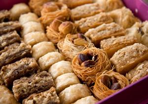 تجنّب الحلويات الرمضانية.. ماذا تأكل بين الإفطار والسحور؟