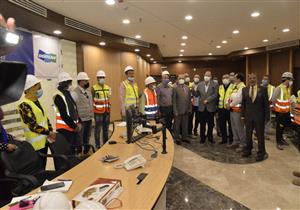 صور.. محافظ أسيوط يشهد التشغيل التجريبي لمشروع توليد الكهرباء