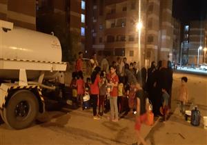 بالصور.. إصلاح خط مياه شرب رئيسي تعرض للكسر في أسوان