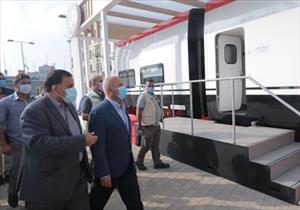 بالفيديو- كامل الوزير من داخل قطار بالمنيا: "أنا ضهري لزق في الكرسي بطلوا شغل الدهان"