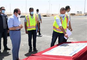 بسعة 4000 سيارة.. السيسي يتفقد سوق السيارات الجديد ويستمع لمطالب مواطنين (صور)