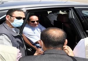 "يشتغل طوال الأسبوع" و"بنحبك يا ريس".. الرئيس السيسي يستمع للمواطنين في سوق السيارات الجديد (فيديو)