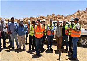 صور.. رئيس فوسفات مصر يتفقد مواقع استخراج الخام في الوادي الجديد 