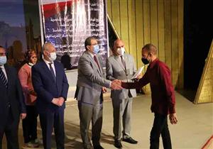 وزير القوى العاملة ومحافظ الأقصر يسلمان 46 عقد عمل لذوي الهمم