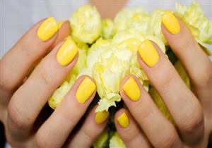 طلاء الأظافر يسطع بالأصفر