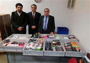 ضبط 880 قطعة مستحضرات تجميل حاول راكب تهريبها في مطار برج العرب