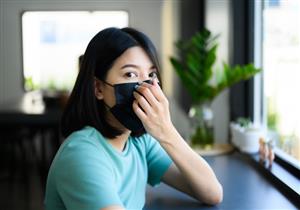 الإصابة بكورونا رغم ارتداء الكمامة.. لماذا يحدث ذلك؟