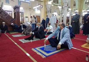 بالصور.. محافظ القليوبية يؤدي صلاة العيد بمسجد ناصر ببنها