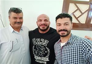 صور.. عيدية بيج رامي لأطفال قريته في كفر الشيخ