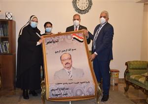 الأزهر تسلم هدية الرئيس السيسي لأسر شهداء الأطباء بالجامعة 