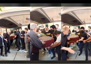 حسن الرداد ورامي رضوان يحملان نعش سمير غانم لحظة خروجه من المستشفى (صور)