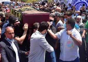 صور.. أسرة سمير غانم تتلقى العزاء في المقابر