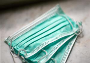 "الجانب الأبيض أم الأزرق".. تعرف على الطريقة الصحيحة لارتداء الكمامة الطبية