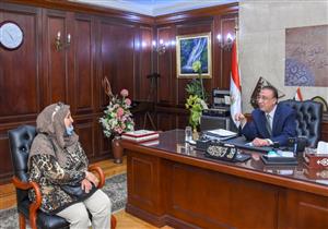 مكافأة مالية ووعد بوظيفة.. محافظ الإسكندرية يكرم سائقة الميكروباص- صور