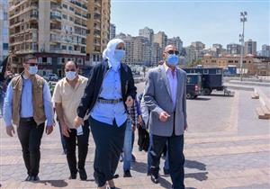 للتأكد من إغلاقها.. محافظ الإسكندرية يتفقد الشواطئ والحدائق - صور