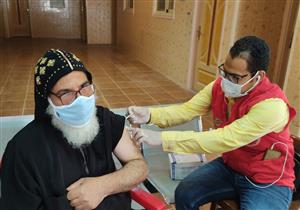 كهنة كنيسة مارجرجس جنوبي الأقصر يتلقون الجرعة الأولى من لقاح كورونا