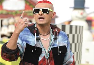 جاكيت جينز مطرز.. رامز جلال بإطلالة كاجوال في حلقة الليلة