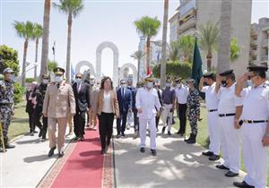  احتفالاً بالعيد القومي.. محافظ دمياط تضع إكليل الزهور على النصب التذكاري "صور"