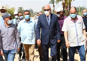  صور.. محافظ قنا يتفقد طريق الرنان الغربى قبل استلامه