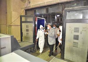 صور.. محافظ أسيوط يقود حملة ليلية لتعقيم محطة السكة الحديد