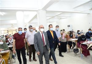 بالصور.. رئيس جامعة أسيوط يتفقد امتحانات آخر العام بكلية الخدمة الاجتماعية