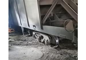 بالصور.. خروج قطار بضائع عن القضبان في إمبابة