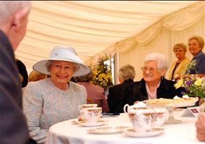 الرئيس الأمريكي يتناول الشاي مع ملكة بريطانيا في قصر ويندسور